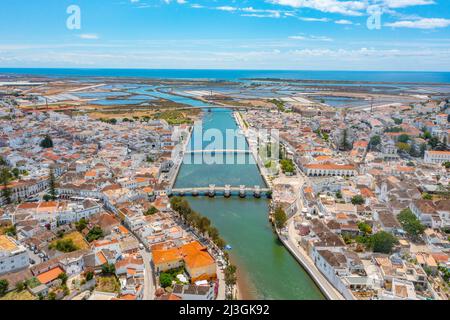 Vista aerea della città portoghese Tavira. Foto Stock