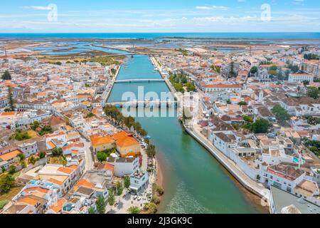 Vista aerea della città portoghese Tavira. Foto Stock