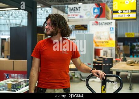 Francia, Tolosa, 2022-04-08. Ritratto di un uomo che lavora all'installazione. Installazione della Fiera Internazionale di Tolosa dal 9 al 18 aprile 2022 presso il MEETT, con l'etichetta "Foires de France". Primo evento economico della regione dell'Occitanie, avrà il doppio degli espositori rispetto al 2021. La ruota panoramica, l'Arena eSport che coprirà 1200 m², il Villaggio dello Sport, i nuovi settori Innovaa' Toulouse e Green Village. Tante attrazioni che punteggiano in questi dieci giorni. Photo by Patricia Huchot-Boissier/ABACAPRESS.COM Credit: Abaca Press/Alamy Live News Foto Stock