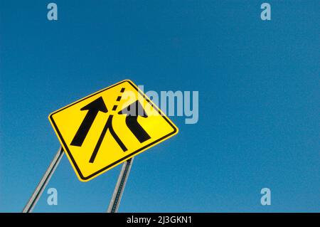 Segno di carreggiata che mostra la nuova corsia di destra del traffico in corso Foto Stock