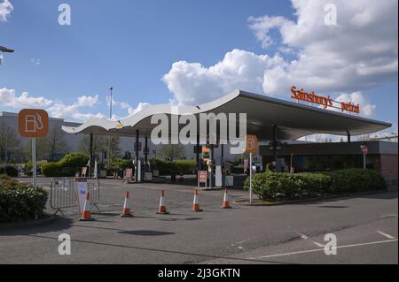 Birmingham, Inghilterra, 8 aprile 2022. Un cartello che recita "No Fuel" con un volto triste disegnato venerdì presso una stazione di servizio di Sainsbury a Castle Bromwich, Birmingham, mentre i manifestanti della Just Stop Oil continuano a colpire i depositi petroliferi in tutto il Regno Unito. Interrompi stampa Media / Alamy Live News Foto Stock