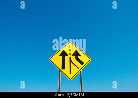 Segno di carreggiata che mostra la nuova corsia di destra del traffico in corso Foto Stock