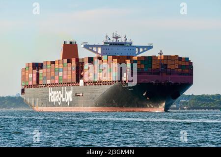 Al Jmeliyah è un vettore di container, di proprietà della United Arab Shipping e gestito da Hapag-Lloyd, sull'acqua di Southampton - maggio 2019. Foto Stock