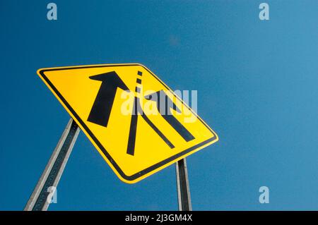 Segno di carreggiata che mostra la nuova corsia di destra del traffico in corso Foto Stock