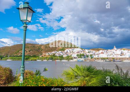 Città spagnola Sanlucar de Guadiana vista dalla città portoghese Alcoutim. Foto Stock