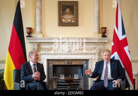 Londra, Regno Unito. 08th Apr 2022. Il cancelliere tedesco OLAF Scholz (SPD - l), siede per colloqui con Boris Johnson, primo ministro del Regno Unito, presso la residenza ufficiale di quest'ultimo, Downing Street NO.10. Scholz è in visita inaugurale nel Regno Unito. I colloqui bilaterali verosimilmente si concentreranno sulla guerra Ucraina e sulle sue conseguenze. Credit: Michael Kappeler/dpa/Alamy Live News Foto Stock