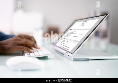 African American Resume CV preparazione su computer portatile Foto Stock