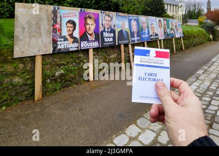 La Feuillée, Francia - 05 aprile 2022: Cittadino che si chiede a chi votare per le elezioni presidenziali francesi del 2022. Foto Stock