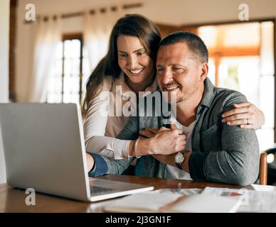 Il bilancio mensile sta funzionando piacevolmente. Cropped colpo di una coppia sposata che progetta il loro preventivo finanziario nel paese. Foto Stock