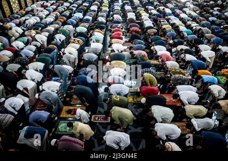 Bogor, Indonesia. 8th Apr 2022. I musulmani indonesiani partecipano alla preghiera del primo venerdì di mezzogiorno durante il mese santo del Ramadan alla moschea Baitul Faidzin a Bogor, Giava Occidentale, Indonesia, 8 aprile 2022. Il Ramadan è il mese musulmano del digiuno, durante il quale i musulmani si astengono dal mangiare, dal bere, dal fumare dall'alba al tramonto. Credit: Sandika Fadilah/Xinhua/Alamy Live News Foto Stock