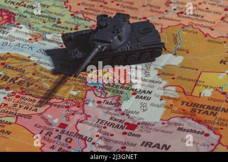 Taniche giocattolo sulla mappa. Conflitto Nagorno-Karabakh. Foto Stock