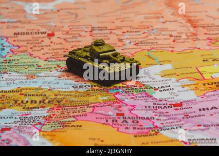 Taniche giocattolo sulla mappa. Conflitto Nagorno-Karabakh. Foto Stock