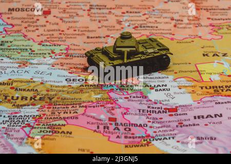 Taniche giocattolo sulla mappa. Conflitto Nagorno-Karabakh. Foto Stock