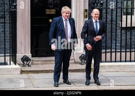 LONDRA, REGNO UNITO. 8 aprile 2022 . Il primo ministro Boris Johnson dà il benvenuto al cancelliere tedesco OLAF Scholz a Downing Street. Credit: amer Ghazzal/Alamy Live News Foto Stock