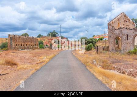 Edificio minerario desolato a Minas de Sao Domingos in Portogallo. Foto Stock