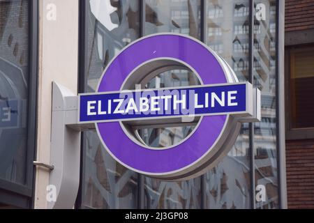 Londra, Regno Unito. 8th aprile 2022. Nuovo cartello presentato fuori dalla stazione di Farringdon Elizabeth Line di nuova costruzione. La nuova linea della metropolitana di Londra dovrebbe aprirsi prima dell'estate 2022. Credit: Vuk Valcic/Alamy Live News. Foto Stock