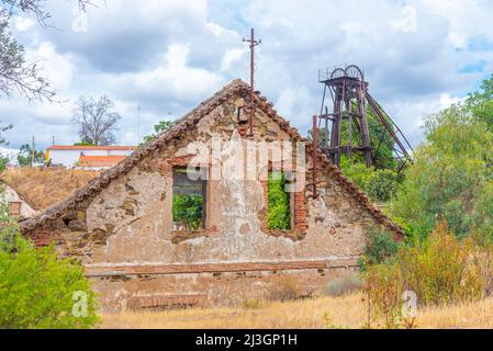 Edificio minerario desolato a Minas de Sao Domingos in Portogallo. Foto Stock