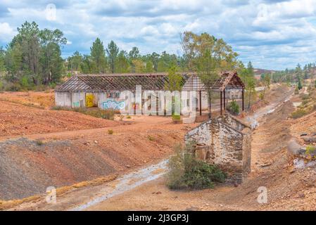 Edificio minerario desolato a Minas de Sao Domingos in Portogallo. Foto Stock