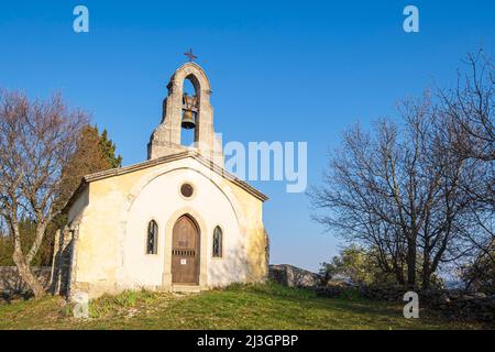 Francia, Alpi dell'alta Provenza, Parco Naturale Regionale del Luberon, Lurs, villaggio arroccato sopra la valle media della Durance, cappella di Saint-Michel del 12th secolo Foto Stock