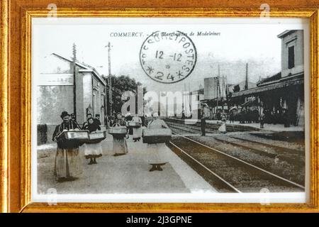 Francia, Mosa, Commercy, fotografia in bianco e nero che rappresenta i venditori di madeleine sulla piattaforma della stazione di Commercy sulla linea di Parigi Strasburgo all'inizio del 20th secolo nel negozio e laboratorio di madeleine di Commercy la Boite à madeleines des Zins fratelli, madeleiniers dal 1951 Foto Stock