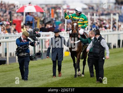 Ippodromo di Aintree. 8th Apr 2022. Aintree, Merseyside, Inghilterra: Grand National Festival, giorno 2: Aiden Coleman su Jonbon (6) ha vinto la seconda gara della giornata, l'ostacolo della Top Novices di Betway. Credit: Action Plus Sports/Alamy Live News Foto Stock