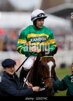 Ippodromo di Aintree. 8th Apr 2022. Aintree, Merseyside, Inghilterra: Grand National Festival, giorno 2: Aiden Coleman su Jonbon (6) ha vinto la seconda gara della giornata, l'ostacolo della Top Novices di Betway. Credit: Action Plus Sports/Alamy Live News Foto Stock