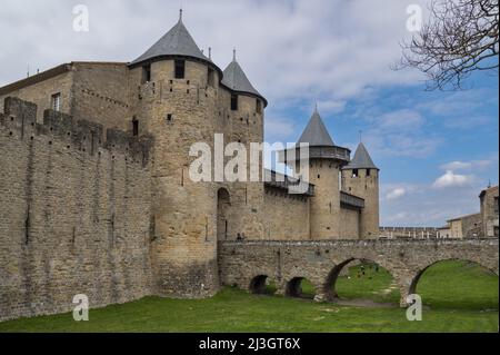 Francia, Aude, Carcassonne, cittadella medievale, all'interno della città , le mura dei bastioni e le torri del castello Comtal Foto Stock