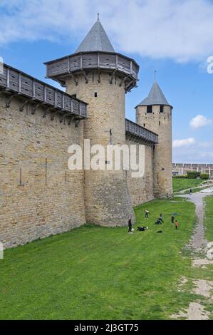 Francia, Aude, Carcassonne, cittadella medievale, all'interno della città , le mura dei bastioni e le torri del castello Comtal Foto Stock