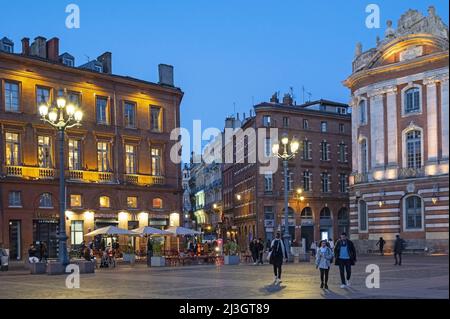 Francia, Haute Garonne (31) Tolosa, Place du Capitole al tramonto e le sue terrazze ristorante Foto Stock