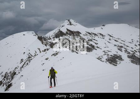 Francia, Ariège, massiccio dei Pirenei, Vicdessos, Val de Sos, Escursione con racchette da neve al Pic des Trois Seigneurs, un escursionista sulla cresta del Pic de Barrès e la cima del Pic des Trois Seigneurs Foto Stock