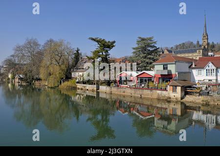 Francia, Doubs, Montbeliard, dal ponte Bermont, rive del fiume Allan, chiesa di Saint Maimb½uf del 19th secolo Foto Stock