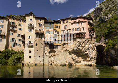 Francia, Isere (38), Parco Naturale Regionale del Vercors, Pont en Royans, le case appese sulla scogliera sopra il fiume Bourne Foto Stock