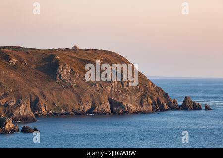 Francia, Manica, Cotentin, Cape Hague, Jobourg, baia di Ecalgrain, vista generale sotto l'ora d'oro calda luce Foto Stock