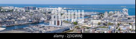 Francia, Manica, Cotentin, Cherbourg-Octeville, vista panoramica ad alta risoluzione della fregata Hermione a Bassin du Commerce, il porto turistico di Chantereyne e l'edificio principale del cantiere militare di assemblaggio sottomarino del Gruppo Navale Foto Stock