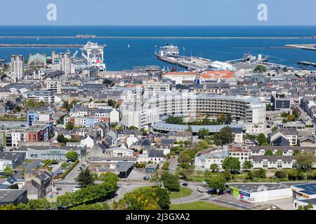 Francia, Manica, Cotentin, Cherbourg-Octeville, vista generale del Cotentien Public Health Centre, il museo Cité de la Mer con nave da crociera MS Azura al molo, il terminal dei traghetti e le zone residenziali Foto Stock