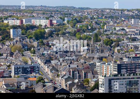 Francia, Manica, Cotentin, Cherbourg-Octeville, vista elevata di boulevard Pierre Mendès Francia, Notre-Dame-du-Voeu chiesa, cimitero Aiguillons e quartieri residenziali Foto Stock