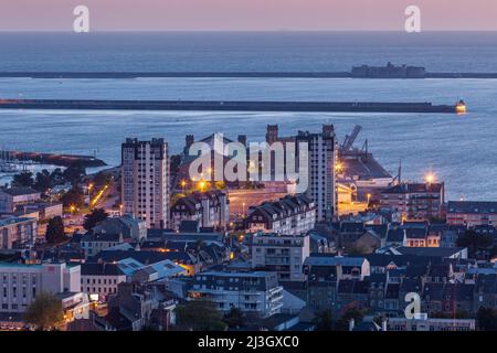 Francia, Manica, Cotentin, Cherbourg-Octeville, ex terminal passeggeri marittimi riabilitato in un museo, chiamato Cité de la Mer, all'alba, e Fort Central sullo sfondo Foto Stock