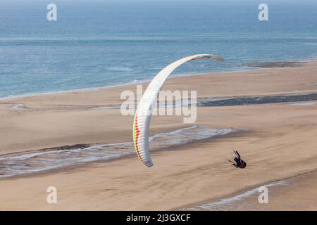 Francia, Manica, Cotentin, Barneville-Carteret, Cap de Carteret, Spiaggia di Vieille Eglise, parapendio Foto Stock