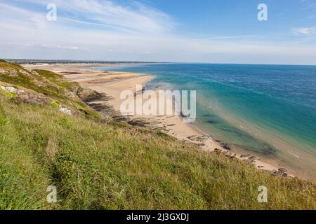 Francia, Manica, Cotentin, Barneville-Carteret, Cap de Carteret, Spiaggia di Carteret e mare turchese Foto Stock