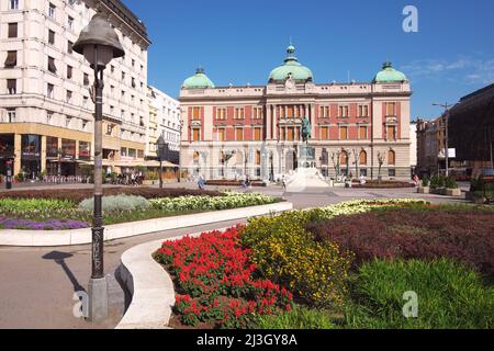 BELGRADO, SERBIA - 21 LUGLIO 2018: Statua equestre del Principe Mihailo e Museo Nazionale Foto Stock