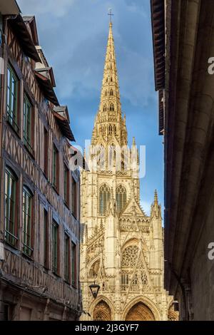 Francia, Seine-Maritime (76), Rouen, vista della chiesa di Saint-Maclou da rue Saint-Romain, strada pedonale delimitata dall'arcivescovado della cattedrale di Notre-Dame su un lato e, di fronte, da case a graticcio risalente al Medioevo Foto Stock