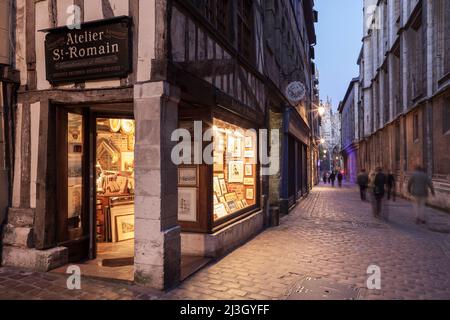 Francia, Seine-Maritime (76), Rouen, rue Saint-Romain, strada pedonale delimitata dall'arcidiocesi della cattedrale di Notre-Dame da un lato e, di fronte, da case a graticcio di epoca medievale Foto Stock