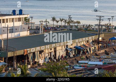 Filippine, Palawan, Arcipelago di Calamianes, Coron città, vista elevata del mercato, sul mare Foto Stock