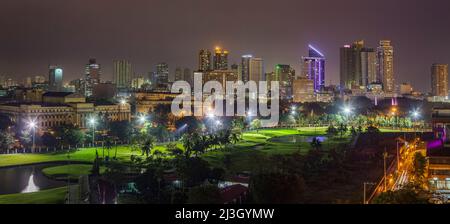 Filippine, Metro Manila, Intramuros, vista dal Bayleaf Hotel, molto alta risoluzione vista panoramica elevata del Museo delle Belle Arti edifici, di fronte al Club Intramuros Golf Course, illuminato di notte Foto Stock