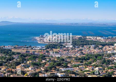 Francia, Herault, Gigean, panorama dal massiccio del Gardiole, vista su Balaruc-les-Bains e l'Etang de Thau, i Pirenei innevati in lontananza Foto Stock