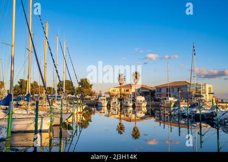 Francia, Herault, Meze, villaggio sulle rive del Etang de Thau, il porto principale Foto Stock