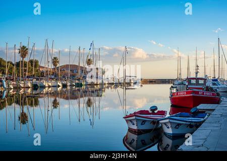 Francia, Herault, Meze, villaggio sulle rive del Etang de Thau, il porto principale Foto Stock