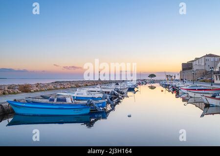 Francia, Herault, Meze, villaggio sulle rive del Etang de Thau, Nacelles porto Foto Stock