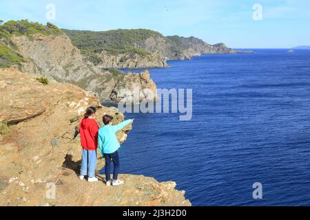 Francia, Var, Isole Hyeres, Parco Nazionale, Porquerolles, Vista su una baia tra il faro di Cap d'Arme e la baia indiana Foto Stock