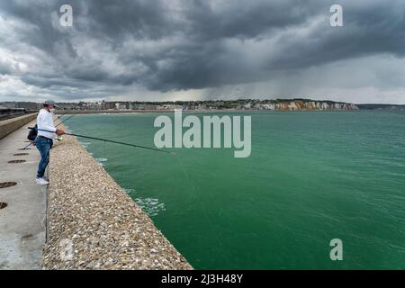 Francia, Senna Marittima, Dieppe, Cote d'Abatre, il molo del porto Foto Stock